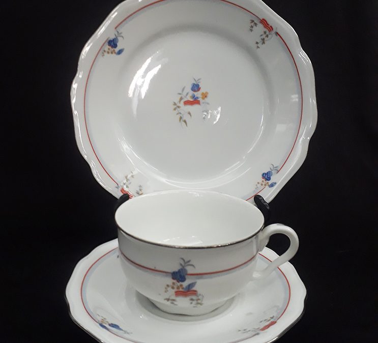 LO 170 – Trio: xícara de chá com prato de pão antiga em porcelana alemã da Bavária com linhas vermelhas e folhas