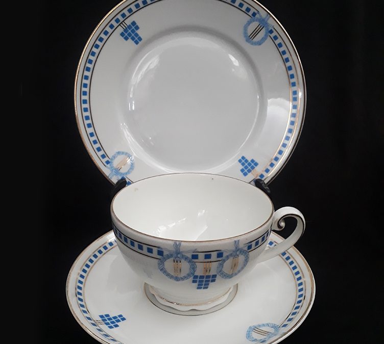 LO 171 – Trio: xícara de chá antiga com prato de pão em porcelana alemã Schonwald Art Decó azul e dourada