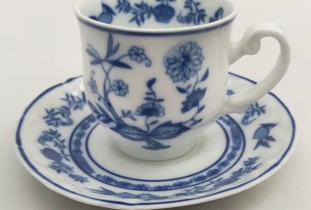 LO 172 – Xícara de cafezinho antiga Steatita decorada com cebolinha azul da Meissen