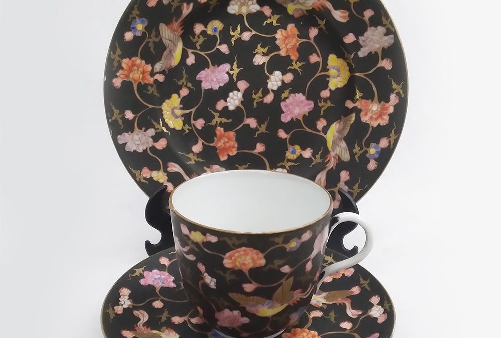 LO 18 – Xícara de café antiga com prato de pão em porcelana japonesa flores e pássaros pintados à mão com fundo preto