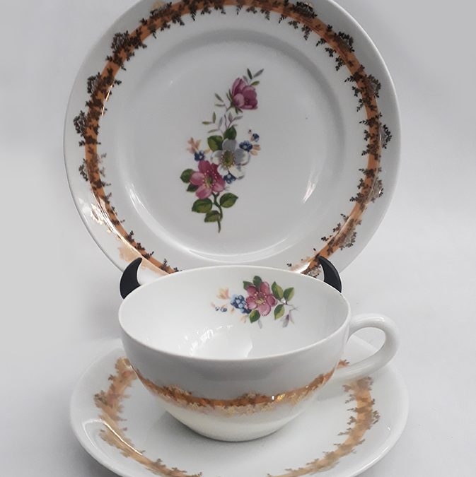 LO 185 – Trio: xícara de chá antiga com prato de pão Schmidt com flores e dourados