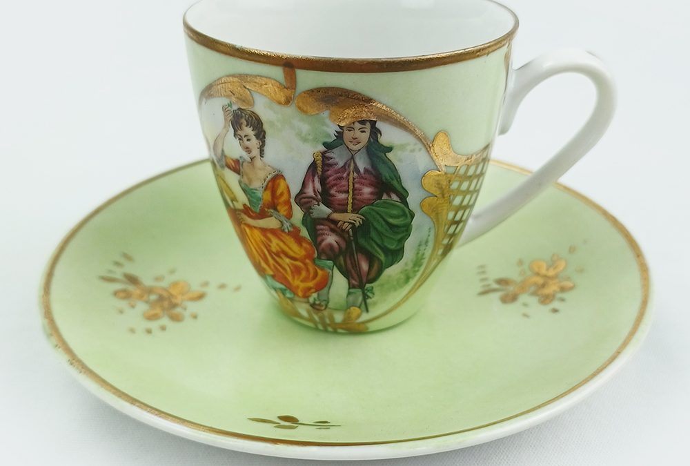 LO 191 – Xícara de cafezinho em porcelana verde com cena galante e detalhes pintados em ouro