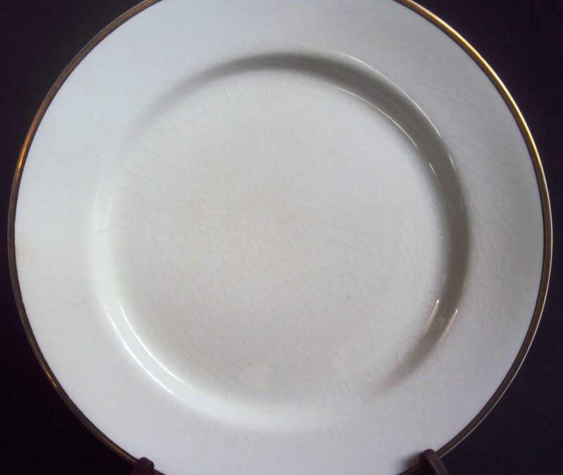 LO 193 – Prato de jantar porcelana inglesa Johnson Bros Com Borda Dourada