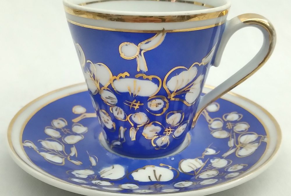 LO 198 – Xícara de cafezinho antiga em porcelana Real azul pintada à mão com flores douradas