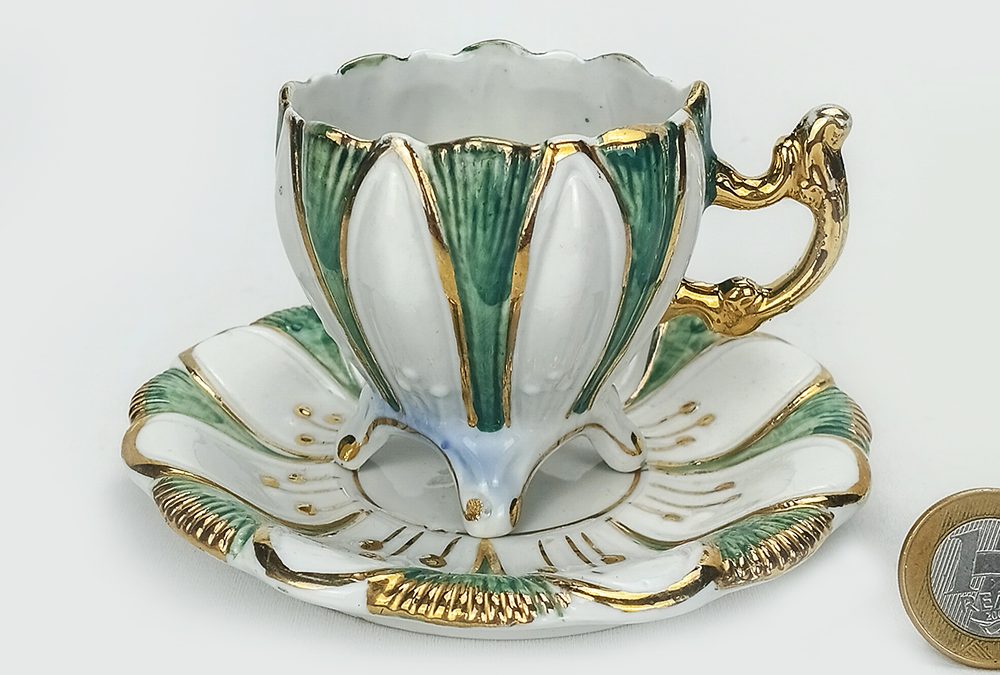 LO 20 – Xícara de café em porcelana Santa Terezinha verde e dourada decorada com relevos e 4 pezinhos