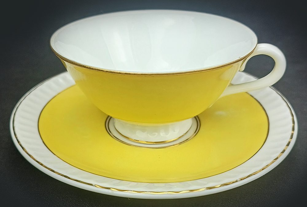 LO 20 – Xícara de chá antiga em porcelana Brennand amarela e branca com filetes em ouro