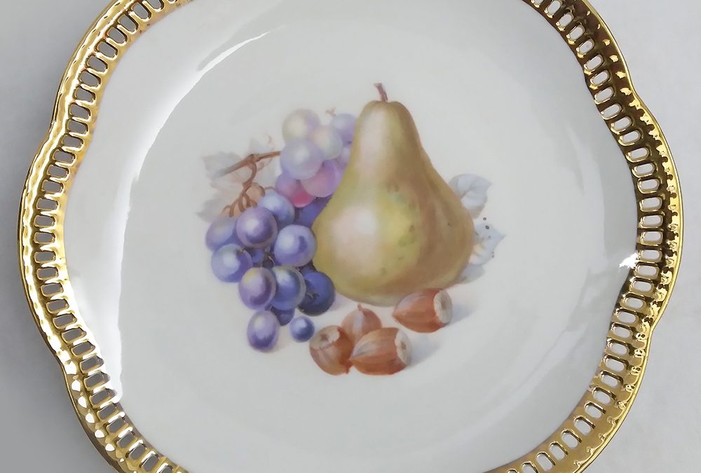 LO 200 – Prato antigo em porcelana alemã Schumann Bavária com pera, uvas e avelãs com borda em ouro rendada