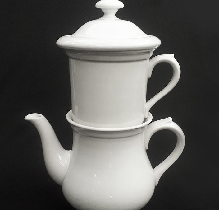 LO 203 – Bule antigo com infusor para chá em porcelana alemã Hutschenreuther – raro