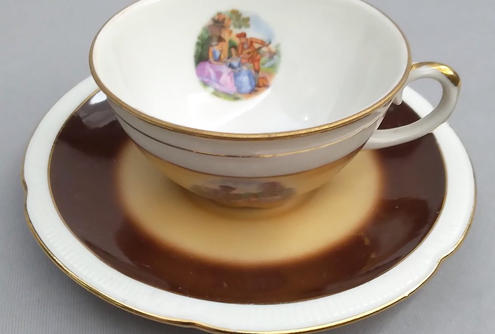 LO 204 – Xícara de cafezinho antiga em porcelana polonesa Chodziez marrom com cena galante