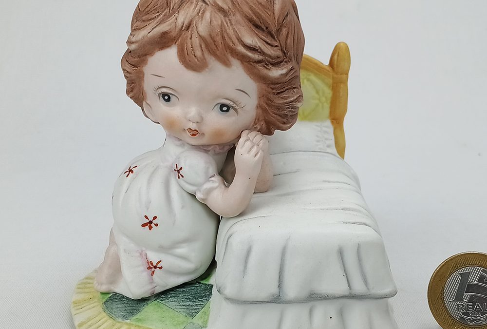 LO 21 – Bibelô de menina ajoelhada na cama em oração feito de biscuit