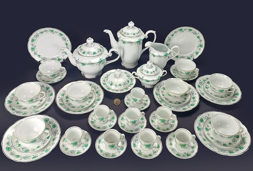 LO 21 – Jogo de chá e cafezinho para 8 pessoas em porcelana Real decorada com folhas verdes e filetes prateados