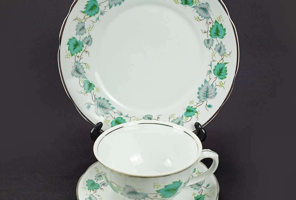 LO 210 – Trio: xícara de chá antiga com prato de pão em porcelana Real com folhas verdes