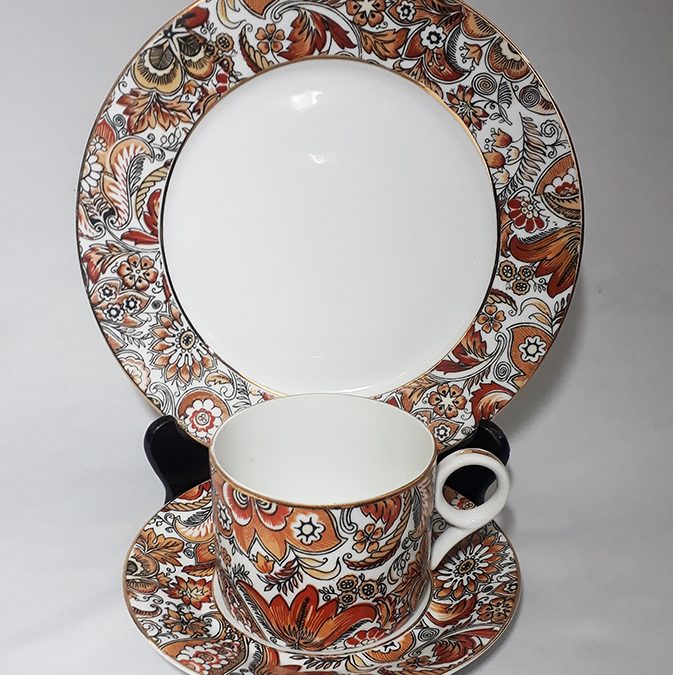 LO 213 – Trio: xícara de chá antiga com prato de pão Porcelanarte com flores alaranjadas
