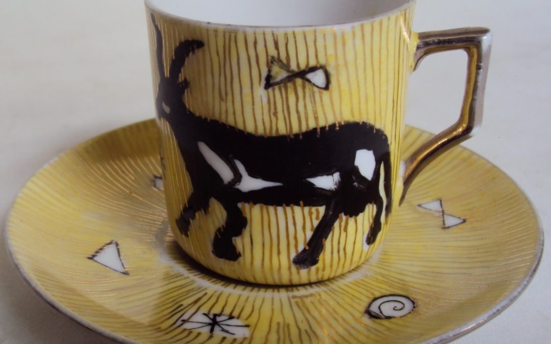 LO 216 – Xícara de cafezinho amarela pintada à mão com vaca e linhas douradas