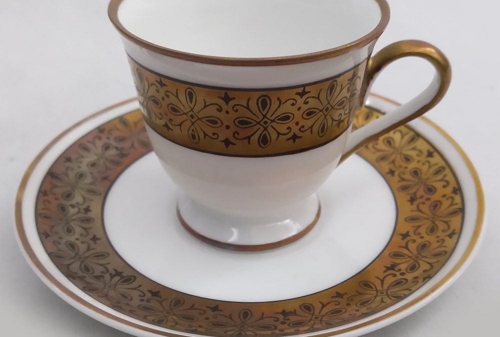 LO 223 –  Xícara de cafezinho antiga em porcelana Mauá com faixa dourada em ouro velho com arabescos