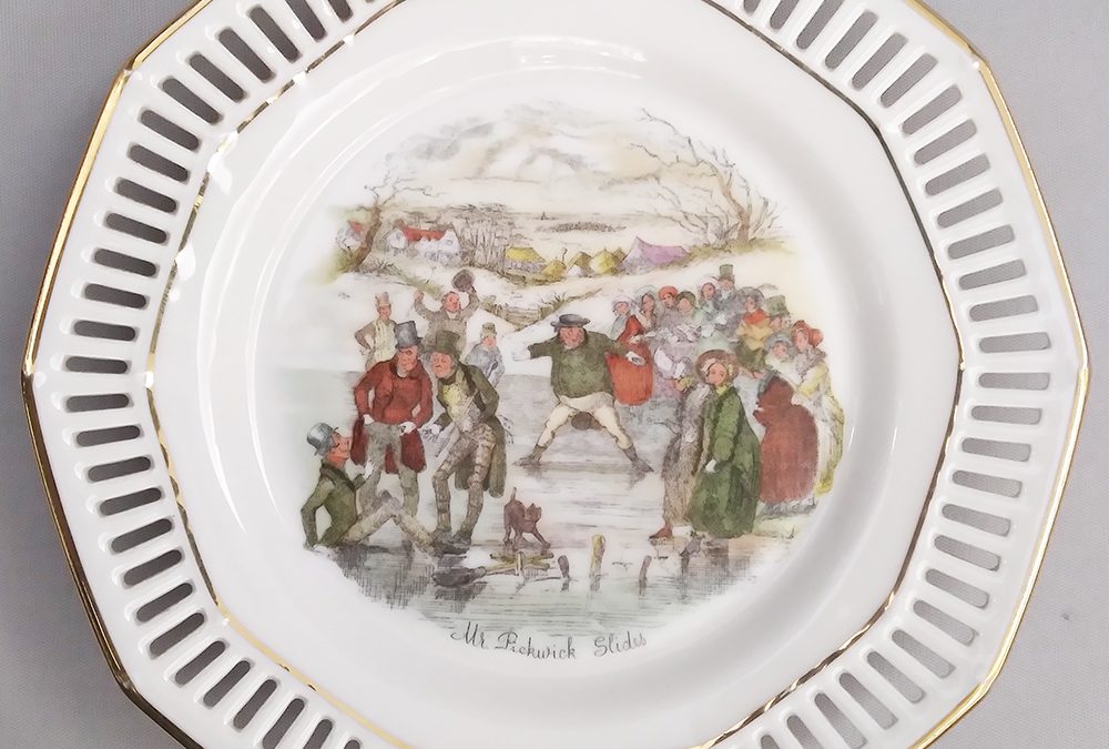 LO 229 – Prato decorativo porcelana alemã da Bavária com cena de “As Aventuras do Sr. Pickwick” – borda rendada ou vazada