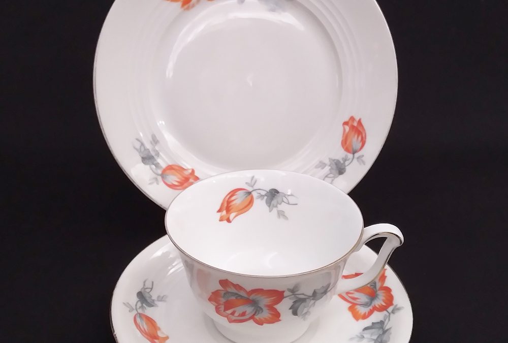 LO 237 – Trio: xícara com prato de pão antiga Art Decó porcelana alemã Alt Schönwald Bavária com flores vermelhas