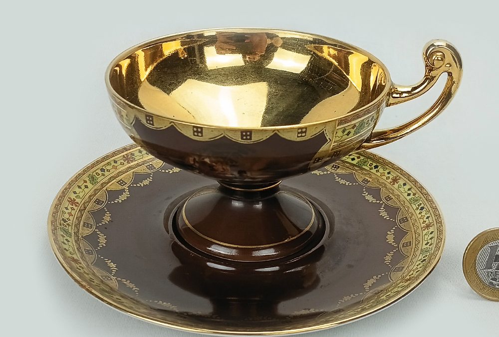 LO 24 – Xícara de café ou chá antiga em porcelana tcheca Carlsbad dourada e marrom com pé alto