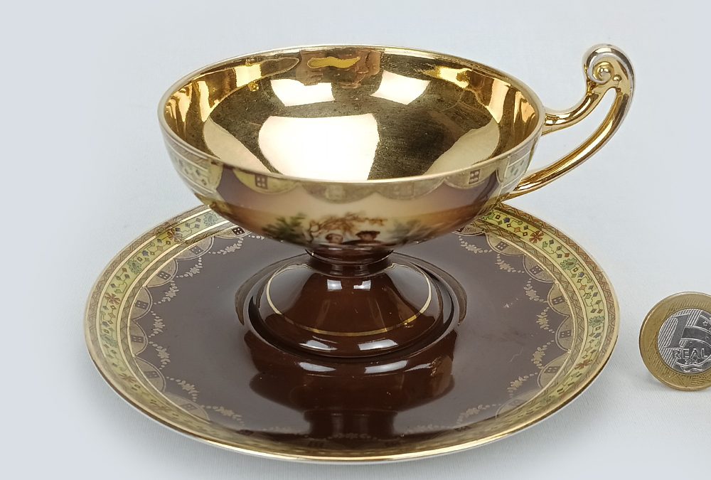 LO 24 – Xícara de café ou chá antiga em porcelana tcheca Carlsbad dourada e marrom com pé alto