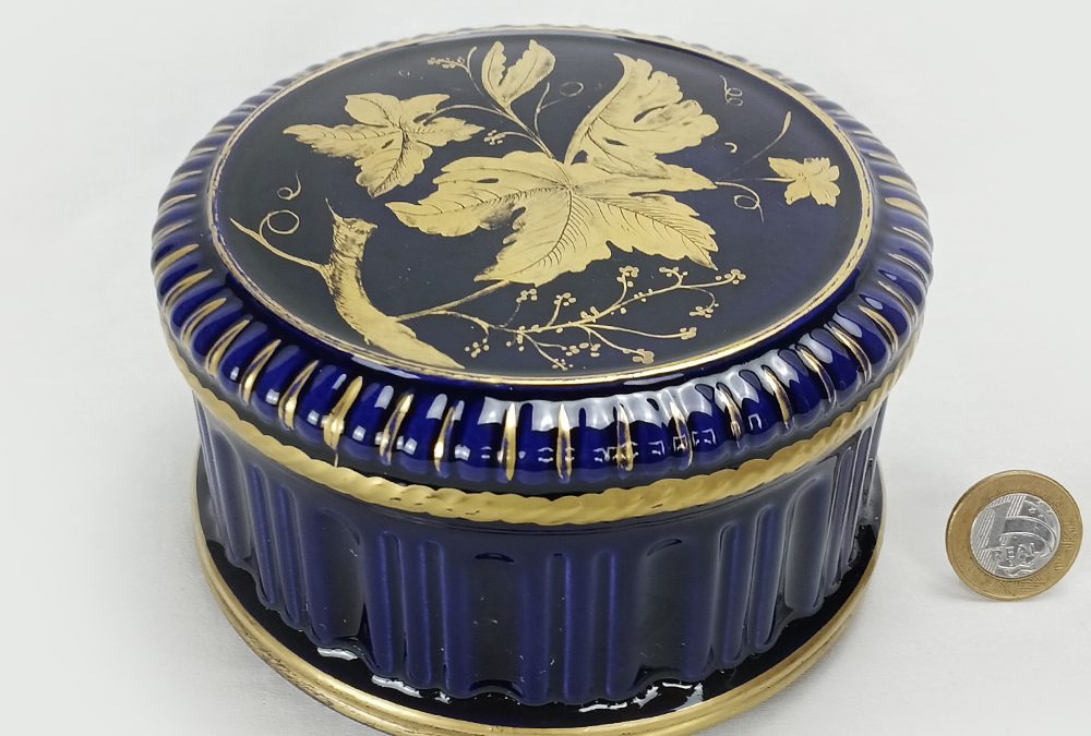 LO 24 – Caixa ou porta joias antiga em porcelana azul cobalto com pintura à mão de folhas douradas
