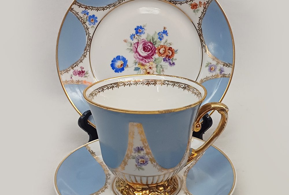 LO 24 – Trio: xícara de chá antiga com prato de pão azul em porcelana Mauá com flores e ouro