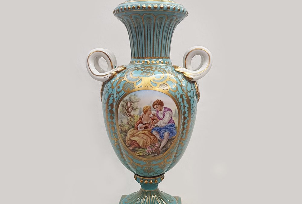 LO 240 – Ânfora antiga e grande em porcelana azul celeste e dourada com cena de casal romântico