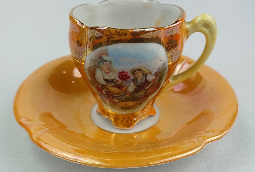 LO 247 – Xícara de cafezinho antiga em porcelana laranja com flores douradas e cena rural