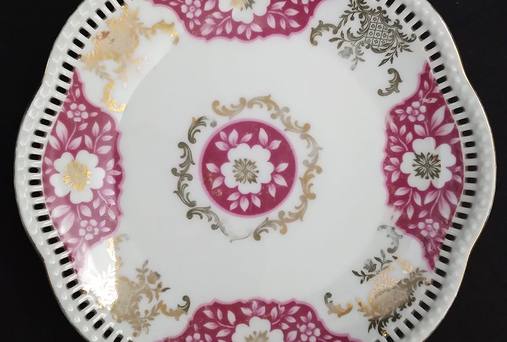LO 250 – Prato decorativo em porcelana alemã Schumann Bavária rosa com flores douradas e borda rendada
