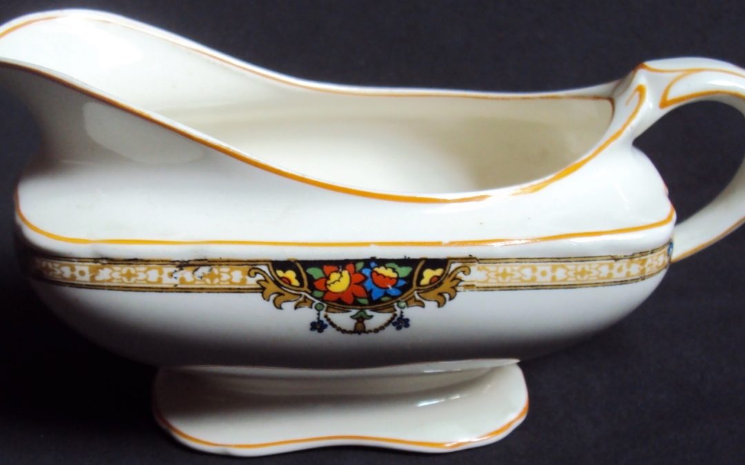 LO 252 – Molheira antiga de porcelana inglesa Grindley Windsor com flores e arabescos