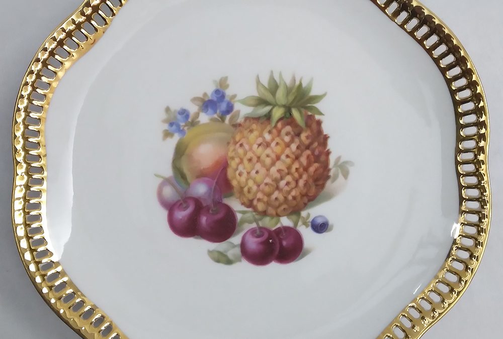 LO 255 – Prato antigo em porcelana alemã Schumann Bavária com abacaxi e cerejas e borda rendada ou vazada dourada