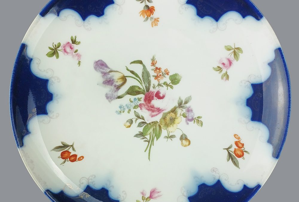 LO 256 – Prato antigo em porcelana alemã Rosenthal com flores coloridas e detalhes em azul cobalto
