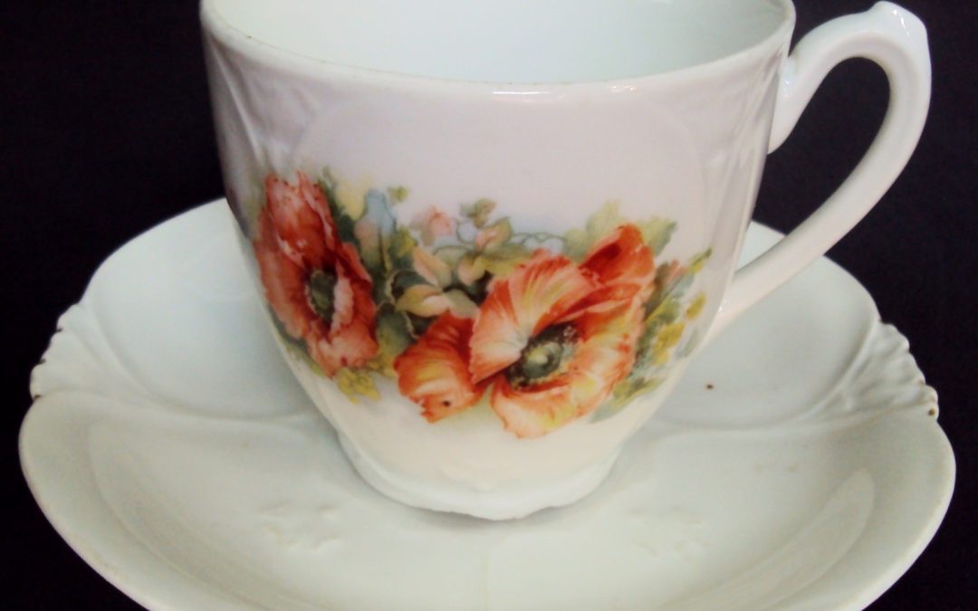 LO 257 – Xícara de chá ou café antiga Art Nouveau em porcelana com flores de papoula laranjas