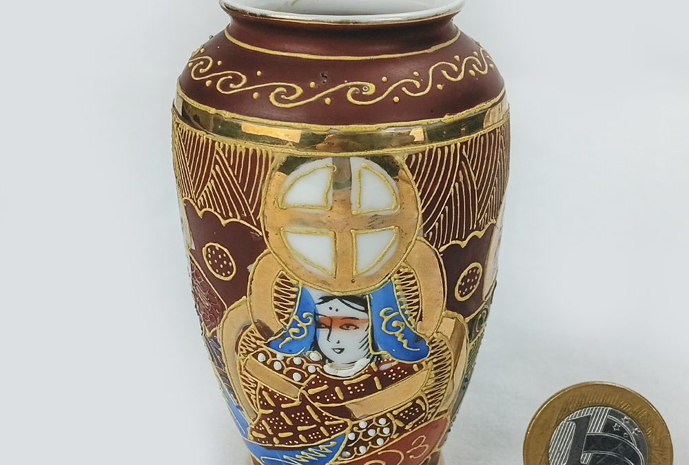 LO 258 – Pequeno vaso Satzuma marrom e ouro
