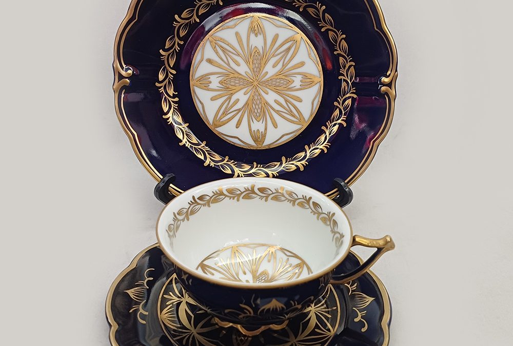 LO 259 – Trio: xícara antiga com prato de pão em porcelana alemã Graf von Henneberg azul cobalto com pintura à mão em dourado