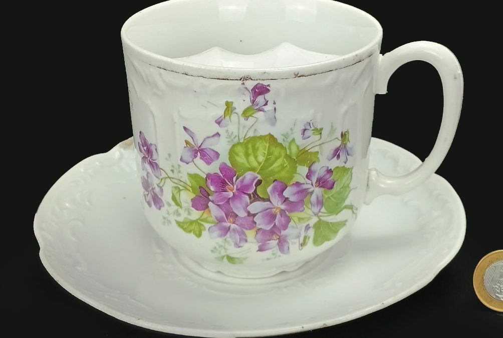 LO 26 – Xícara bigodeira antiga alemã muito rara de tamanho grande em porcelana com flores