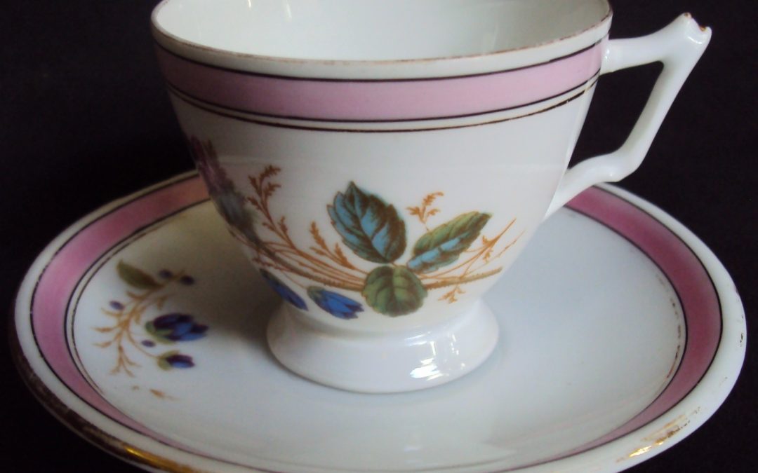 LO 264 – Xícara de cafezinho de porcelana com borda rosa e flores azuis