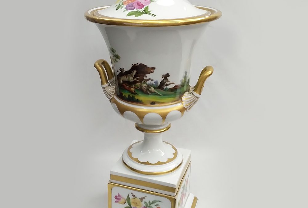 LO 266 – Ânfora ou vaso grande antigo em porcelana alemã Rosenthal com cenas de caça pintadas à mão, flores e ouro