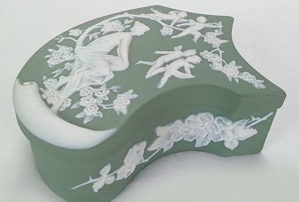 LO 27 – Caixa porta joias em porcelana ou biscuit Wedgwood verde com dama e anjos em relevo