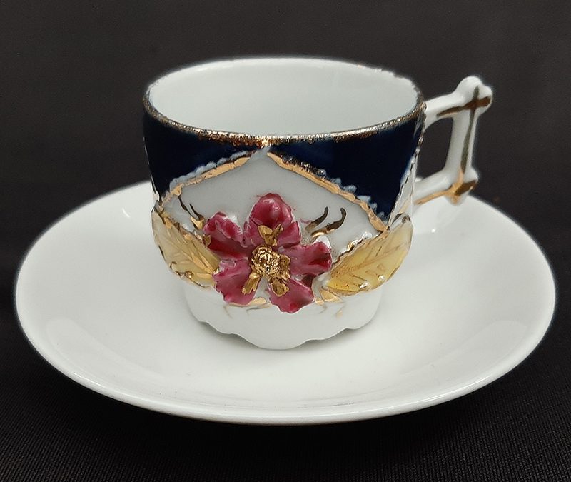 LO 276 – Xícara de cafezinho antiga isabelina em porcelana com flor rosa em relevo