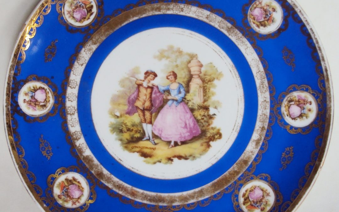 LO 278 – Prato antigo em porcelana Luiz XV anos 60 com casal e borda dourada e azul