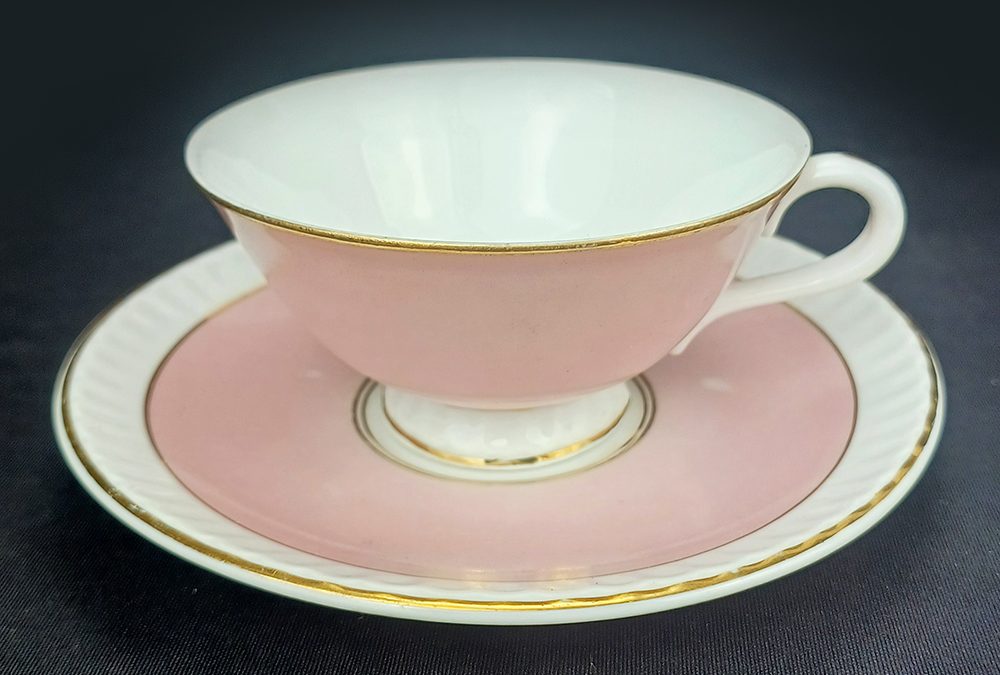 LO 28 – Xícara de chá antiga em porcelana Brennand rosa e branca com filetes em ouro