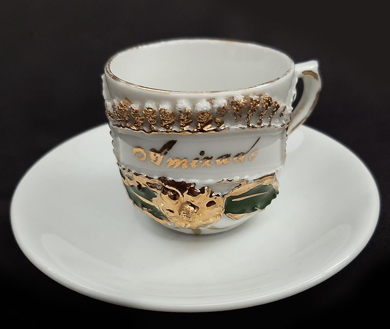 LO 280 – Xícara de cafezinho antiga Amizade em porcelana decorada com flor dourada em relevo