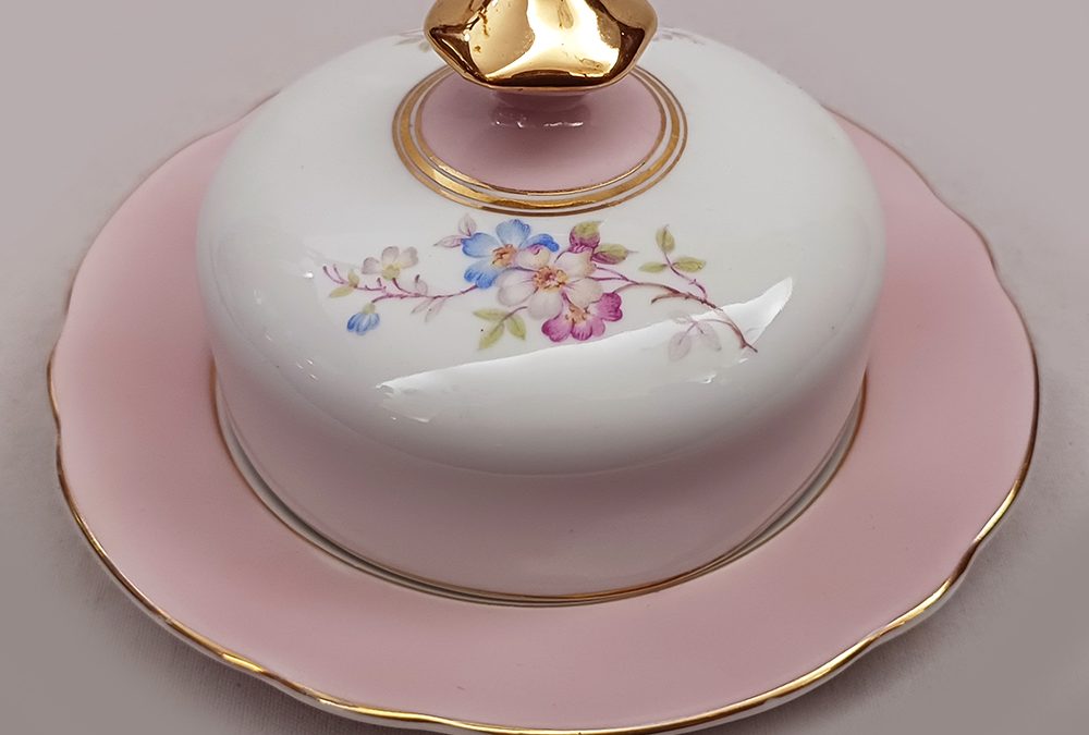 LO 288 – Manteigueira antiga em porcelana Schmidt rosa e dourada com flores