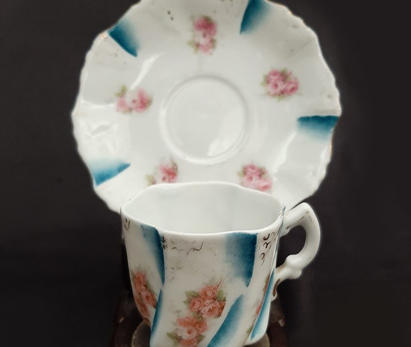 LO 289 – Xícara de cafezinho antiga em porcelana azul canelada com flores