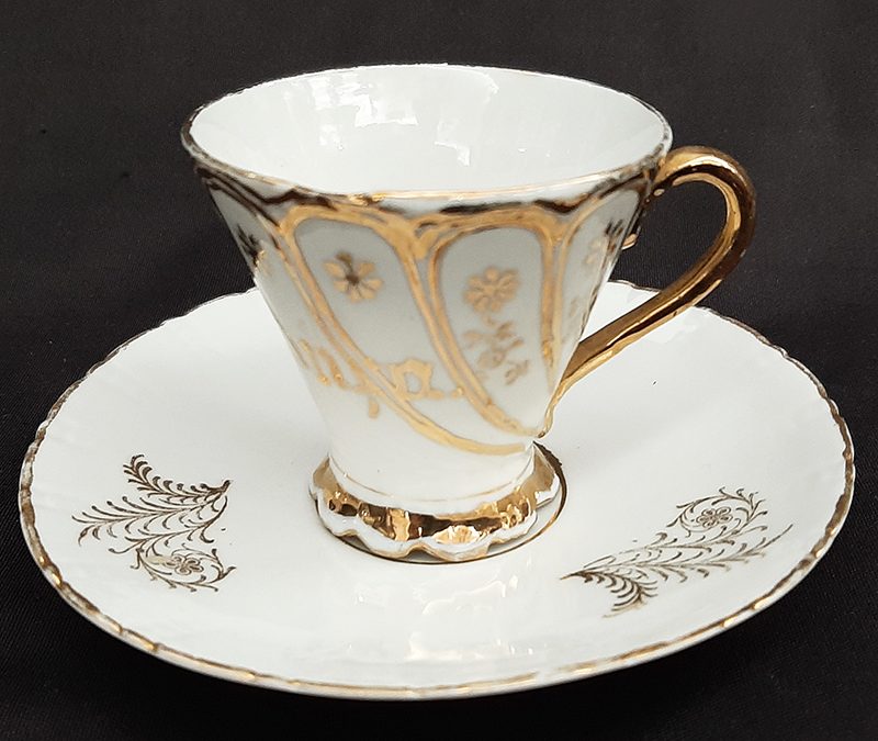 LO 290 – Xícara de cafezinho antiga em porcelana decorada com flores douradas