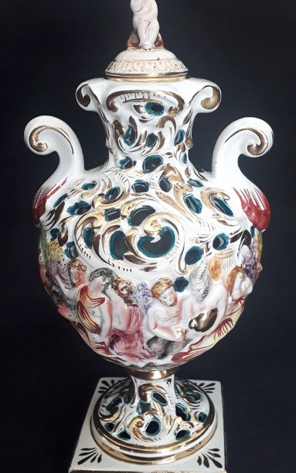 LO 291 – Ânfora antiga em porcelana italiana Capodimonte pintada à mão com detalhes vazados
