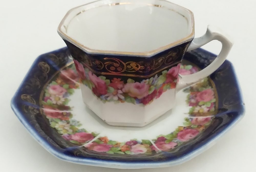 LO 296 – Xícara de cafezinho antiga oitavada em porcelana azul com flores coloridas