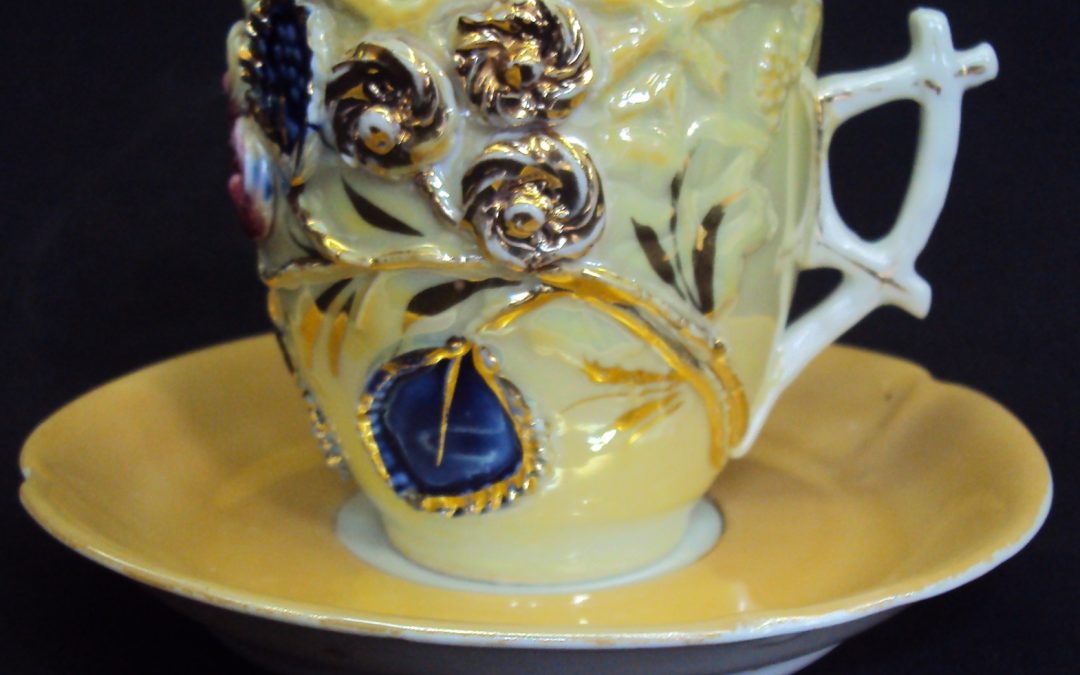 LO 297 – Xícara Chá ou café Isabelina Bons Annos Multicolorida Com Relevos