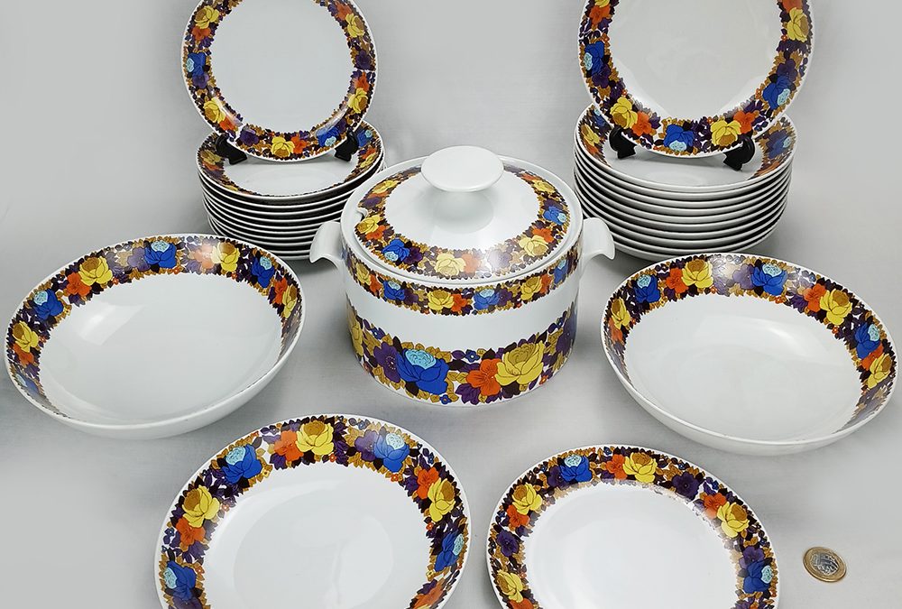 LO 30 – Jogo de jantar ou sopa antigo para 12 pessoas em porcelana Steatita anos 60 decorado com flores