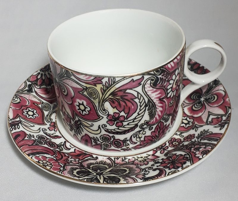 LO 301 – Xícara de chá antiga Porcelanarte com flores e desenhos rosados